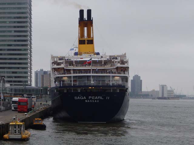 Cruiseschip ms Saga Pearl II aan de Cruise Terminal Rotterdam